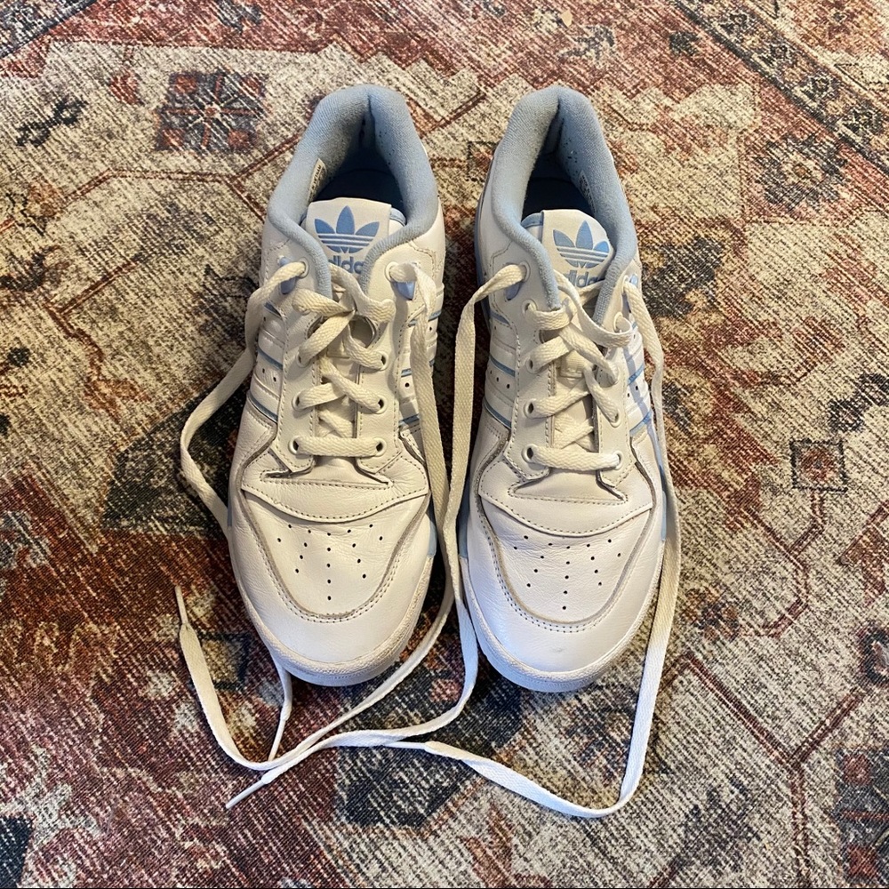 Adidas Rivalry Low Shoes in Cloud White/Glow Blue